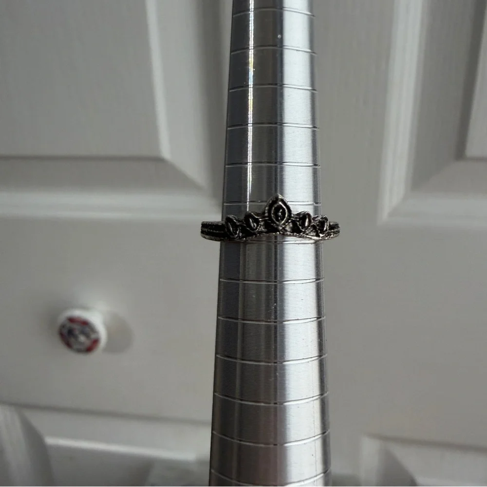 Silver color tiara ring size 5‎